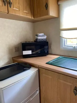 a microwave sitting on a counter in a kitchen at Curacao Caravans in Taynuilt