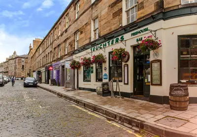 a cobblestone street in front of a building at Luxury apartment, Stafford Street in Edinburgh
