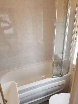 a bathroom with a white tub and a toilet at Shanthi Lodge in Dunning