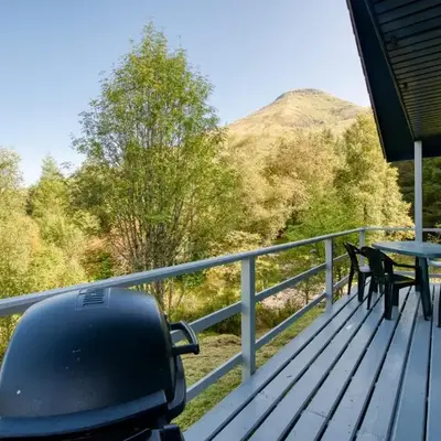 2 bedroom lodge with stunning loch mountain views