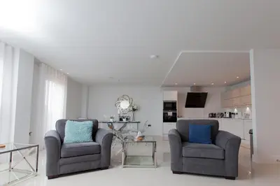 two chairs and a table in a living room at Luxurious Central Edinburgh Apartment - Sleeps 6 in Edinburgh