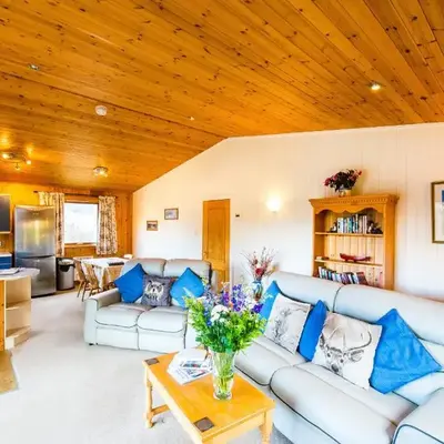 Raven Lodge with beautiful views of Loch Dochart