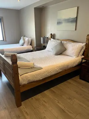 two beds in a room with at The Swan Inn in Stranraer