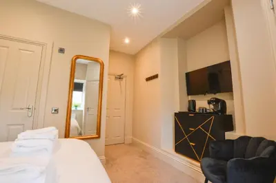 a hotel room with a bed and a mirror at Raniven in Oban
