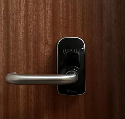 a metal door handle on a wooden door at The Valentine - Townhouse Hotel - Adults Only in Edinburgh