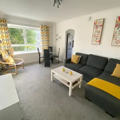 Paisley Central Apartment #4