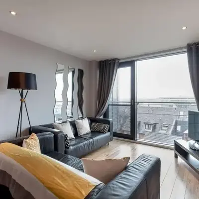 Modern Riverfront Apt. 10 mins from Hydro/SECC