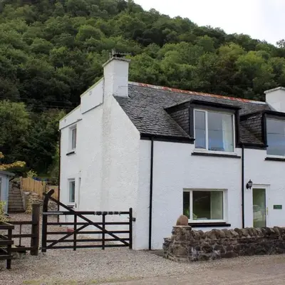 Arivonie Lochside Cottage
