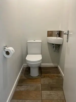 a bathroom with a toilet and a sink at The Abercromby Townhouse - Close to Merchant City in Glasgow