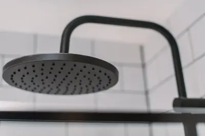 a black light hanging from a rack in a kitchen at Emirates ApartHOUSE in Glasgow