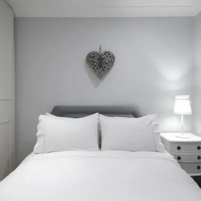 Hamilton Place - Beautiful and central city apartment with private entrance sleeps 4