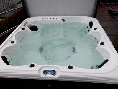 a white bath tub filled with water in a yard at No 2 Planetree in Lochgoilhead