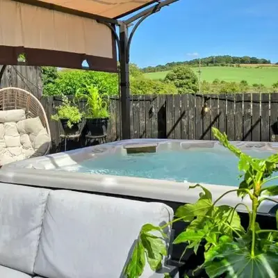 The Green Monkey Lux Suite at The Grumpy Schnauzer B&B Private Hot Tub
