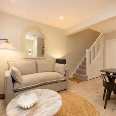 Argyl - Central Old Town Mews Home with Parking