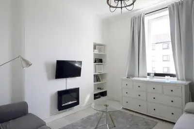 Gallery image of Beautiful Scandi-Inspired one bed in Stockbridge in Edinburgh