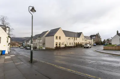 an empty street with houses and a street light at Iona in Stirling