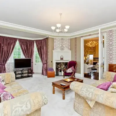 Luxury-3-bedroom Ramsay Garden Apartment next to Edinburgh Castle