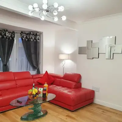 Glasgow Comfortable and Modern 3 Bedroom Mid Terraced Villa