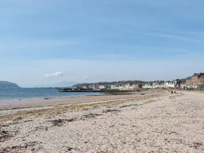 a sandy beach with houses and the ocean at Osocozee in Millport