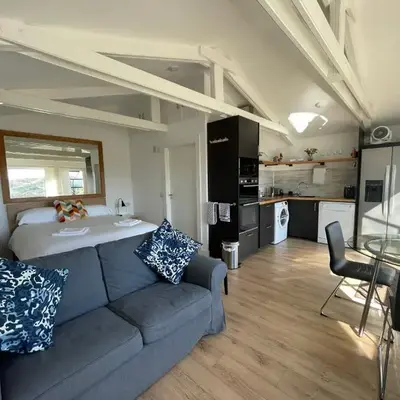 Spacious lodge with king sized bed