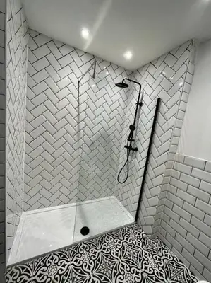 a bathroom with a shower stall with a shower at Stunning 1 bed Apt in West End in Glasgow