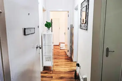 a hallway with a hallway at Glasgow Southside: Cosy 2 Bedroom Apartment in Glasgow