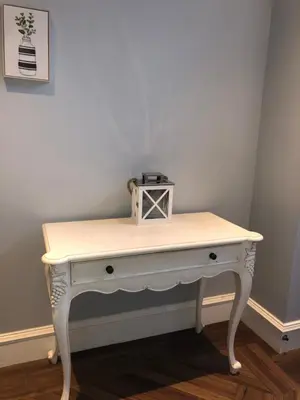 a white desk in a corner of a room at Stylish 2 Bedroom Apartment In Park Circus, West End in Glasgow