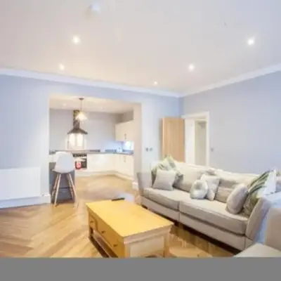 Stylish 2 Bedroom Apartment In Park Circus
