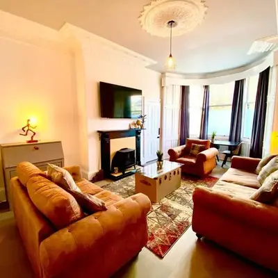 Historic 2-Bed Paisley Retreat