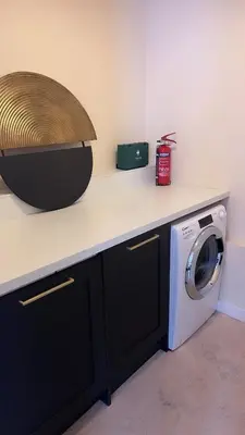 a counter with a washing machine in a room at 3 Bedroom House Near City Centre Glasgow Sleeps 7 in Glasgow