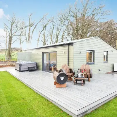 Shiphorns luxury cabin with a hot tub