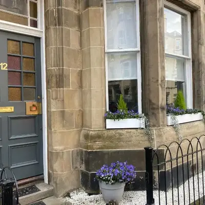 Lovely main door 2 bed apartment
