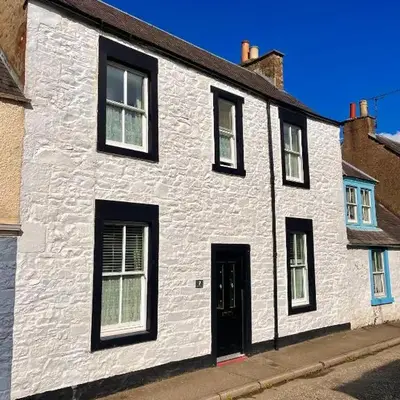 Character cottage in centre of Moffat