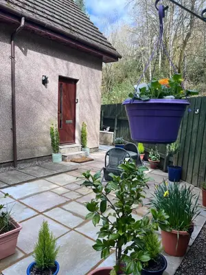 a patio with potted plants and a large pot at Riverside Loft in Barcaldine