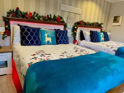 two beds in a bedroom with christmas decorations at FINN VILLAGE 