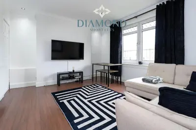 a living room with a couch and a tv at Cosy 2 Bed Apt West End Edinburgh FREE PARKING in Edinburgh
