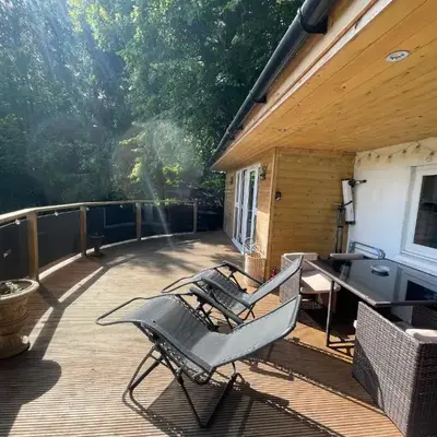 Unique Orchard Lodge for couples with hot tub
