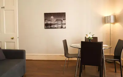 a dining room with a table and chairs at 1 Bedrooms Flat in Central Edinburgh Haymarket, Heart of Edinburgh Flat Sleeps 4 , in Edinburgh