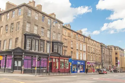 a city street with tall buildings and a street light at 1 Bedrooms Flat in Central Edinburgh Haymarket, Heart of Edinburgh Flat Sleeps 4 , in Edinburgh