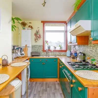 Bright & Spacious Double Room with Garden View- Close to Airport & City Centre