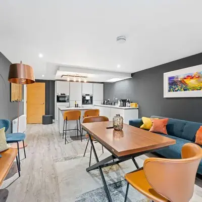 RÌGH Properties - Luxury West End Artisan Apartment
