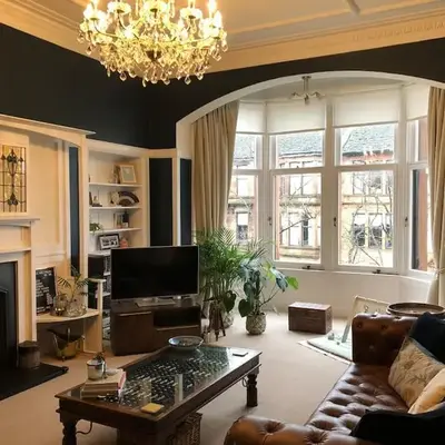 Spacious 3 bed flat in the heart of the west end.
